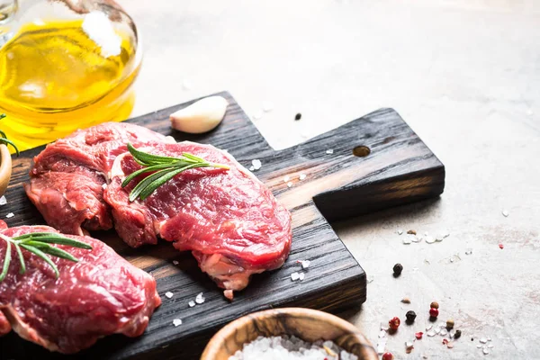 Ωμό βοδινό φιλέτο rib eye με βότανα. — Φωτογραφία Αρχείου