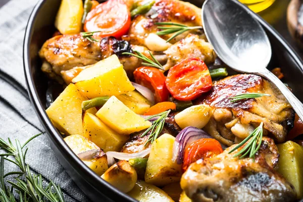 Chicken baked with vegetables. — Stock Photo, Image