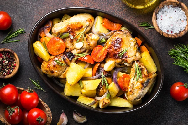 Pollo cotto con verdure . — Foto Stock