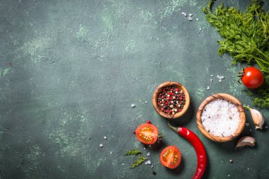 Maddeler koyu taş masada yemek yiyecek.