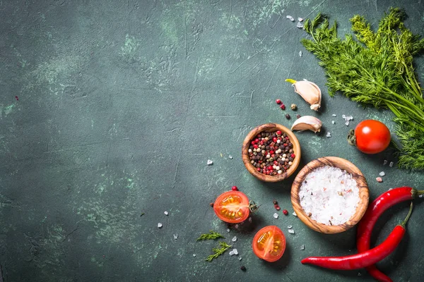 Alimentos ingredientes de cozinha na mesa de pedra escura . — Fotografia de Stock