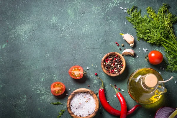 Alimentos ingredientes de cocina en la mesa de piedra oscura . — Foto de Stock