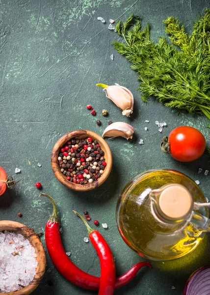 Alimentos ingredientes de cocina en la mesa de piedra oscura . — Foto de Stock