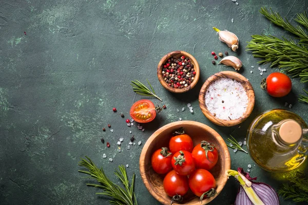 Mat matlagning ingredienser på mörka stenbord. — Stockfoto