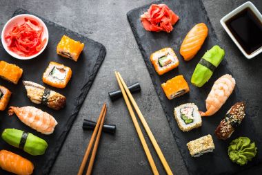 Suşi ve sushi set siyah taş tablo üstten görünüm üzerinde rulo