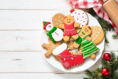 Noel gingerbread üzerinde beyaz masa Üstten Görünüm.