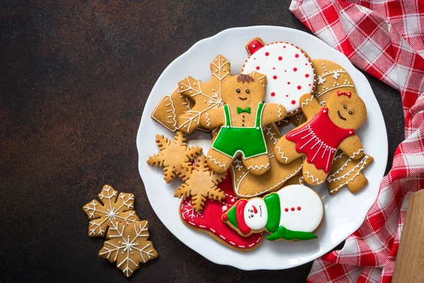 Christmas gingerbread in white plate top view. — Stock Photo, Image