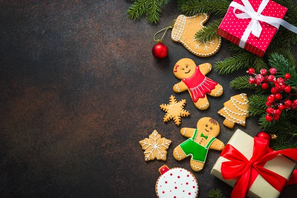 Pão de gengibre de Natal com decorações de Natal em backgr escuro — Fotografia de Stock