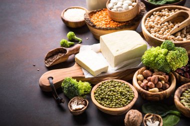 Vegan protein kaynağı. Sebze, fındık, tohum ve fasulye.