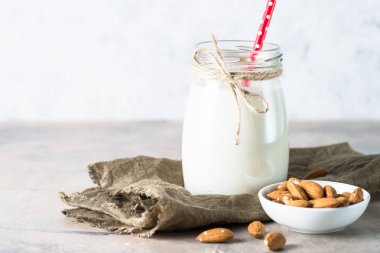 Bir cam kavanoza badem sütü.