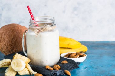 Shake veya güler yüzlü badem sütü, muz ve Hindistan cevizi 