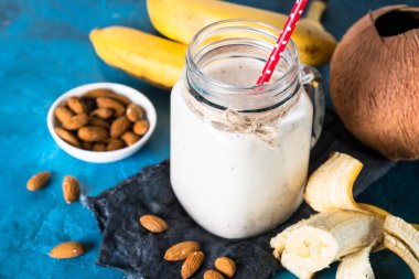 Shake veya güler yüzlü badem sütü, muz ve Hindistan cevizi 