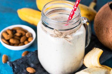 Shake veya güler yüzlü badem sütü, muz ve Hindistan cevizi 