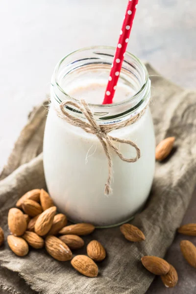 Mandelmelk i et glassglass . – stockfoto