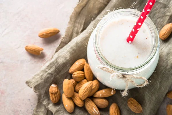 Mandelmelk i en glasskrukke, sett ovenfra . – stockfoto