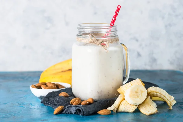 Shake oder Smoothie aus Mandelmilch, Banane und Kokosnuss — Stockfoto