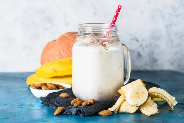 Shake oder Smoothie aus Mandelmilch, Banane und Kokosnuss — Stockfoto