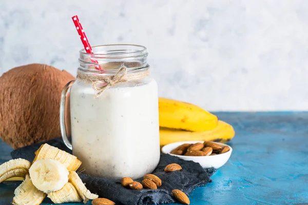 Shake oder Smoothie aus Mandelmilch, Banane und Kokosnuss — Stockfoto