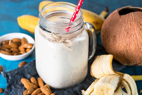 Agitare o frullare dal latte di mandorla, banana e cocco — Foto Stock