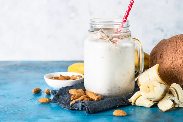Встряхнуть или смузи из миндального молока, банана и кокоса — стоковое фото