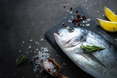 Dorado ve yemek pişirmek için malzemeler