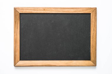 Beyaz arka plan üzerinde ahşap çerçeve içinde Vintage kara tahta. 