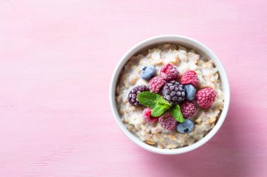 Yulaf ezmesi tahıl süt ve çilek ile ana sayfa görünümü.
