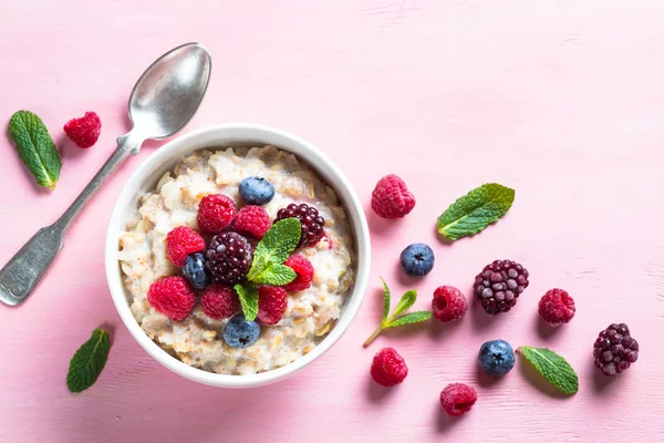 Farina d'avena cereali con latte e bacche vista dall'alto . — Foto Stock