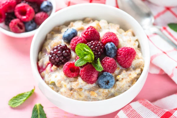 Oatmeal porrige with milk and berries. — Stock Photo, Image