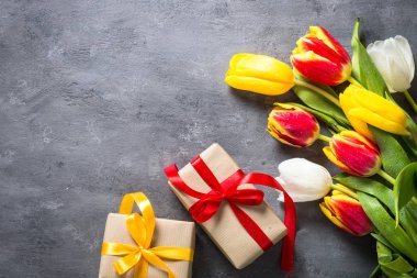 Lale taş masada. Çiçek arka plan.