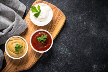 Ağaç klasik sos - ketçap, mayonez, hardal.