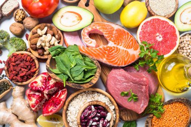Superfoods beyaz arka plan üzerinde. Sağlıklı beslenme.