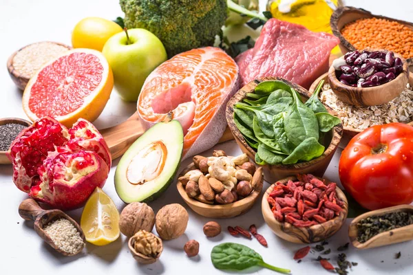 Gezond eten - vlees, vis, peulvruchten, noten, zaden en groenten. — Stockfoto
