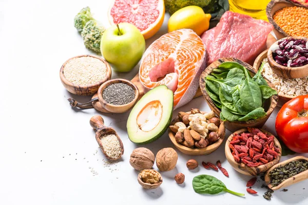Alimentos saudáveis - Carne, peixe, leguminosas, nozes, sementes e legumes . — Fotografia de Stock