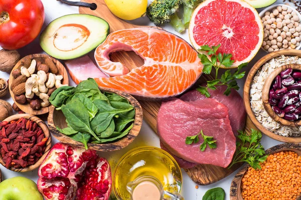 Cibo sano nutrizione equilibrata - Carne, pesce, legumi, noci e — Foto Stock