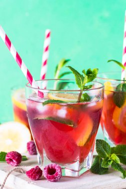 Frambuazlı limonata. Buzlu yaz içeceği.