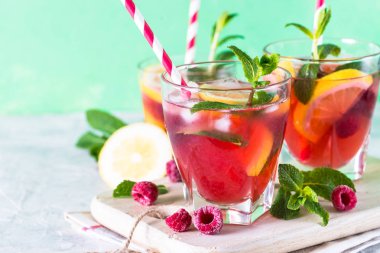 Frambuazlı limonata. Buzlu yaz içeceği.