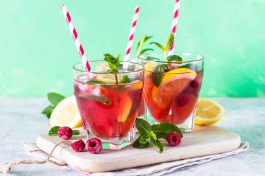 Frambuazlı limonata. Buzlu yaz içeceği.