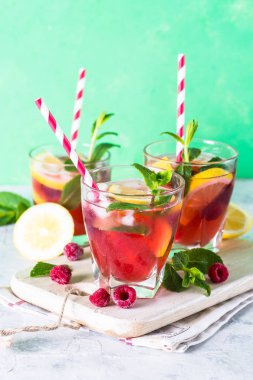 Frambuazlı limonata. Buzlu yaz içeceği.