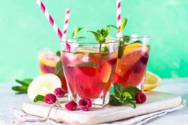 Frambuazlı limonata. Buzlu yaz içeceği.
