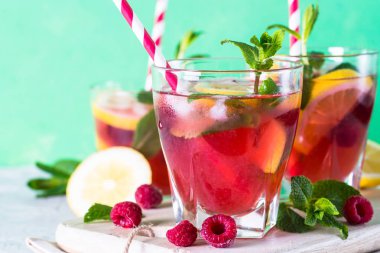 Frambuazlı limonata. Buzlu yaz içeceği.