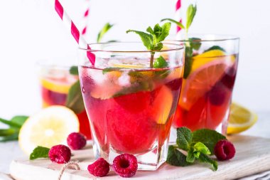 Frambuazlı limonata. Buzlu yaz içeceği.