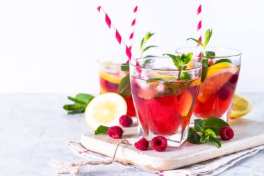 Frambuazlı limonata. Buzlu yaz içeceği.