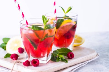 Frambuazlı limonata. Buzlu yaz içeceği.