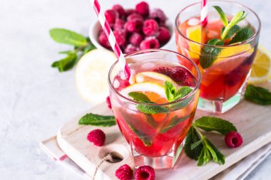 Frambuazlı limonata. Buzlu yaz içeceği.