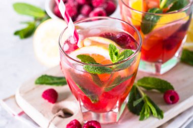 Frambuazlı limonata. Buzlu yaz içeceği.