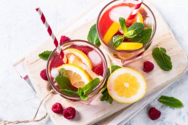 Frambuazlı limonata. Buzlu yaz içeceği.