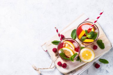 Frambuazlı limonata. Buzlu yaz içeceği.