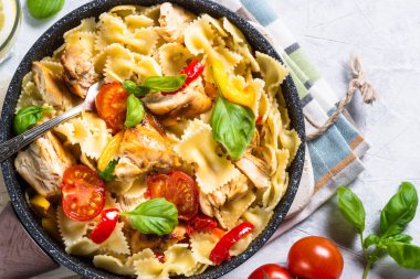 Makarna tavuk ve sebze top ile göster.