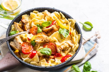 tavuklu ve sebzeli makarna.